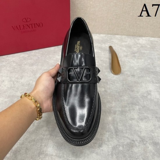 VALENTINO Valentino business shoes 2023AW winter brand new sold out soon VALENTINO Valentino business shoes 2023AW winter brand new sold out soon