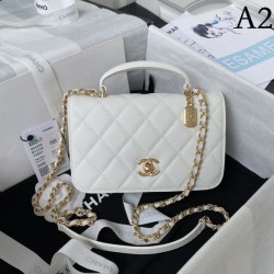 CHANEL Tote Bag 2023FW Gives the impression of a fashionable expert