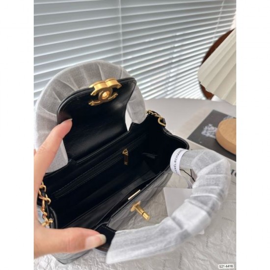 CHANEL Chanel tote bag 2023FW A huge hit that sold out immediately in Japan CHANEL Chanel tote bag 2023FW A huge hit that sold out immediately in Japan