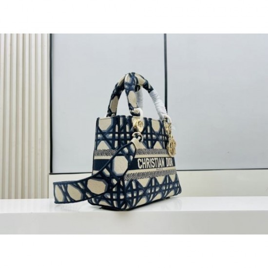 DIOR Dior tote bag 2023FW Sold out item Will definitely be a hit in the fall DIOR Dior tote bag 2023FW Sold out item Will definitely be a hit in the fall