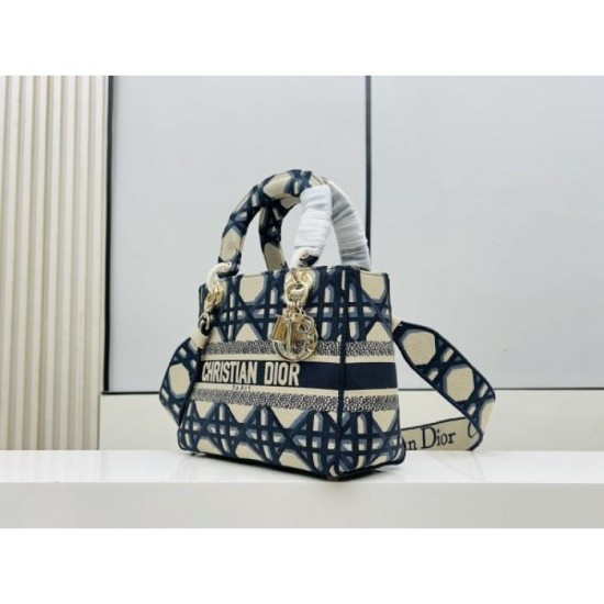 DIOR Dior tote bag 2023FW Sold out item Will definitely be a hit in the fall DIOR Dior tote bag 2023FW Sold out item Will definitely be a hit in the fall