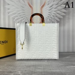 FENDI Tote Bag 2023FW Gives the impression of a fashionable expert