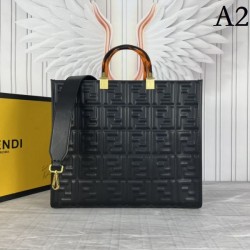 FENDI Tote Bag 2023FW Gives the impression of a fashionable expert