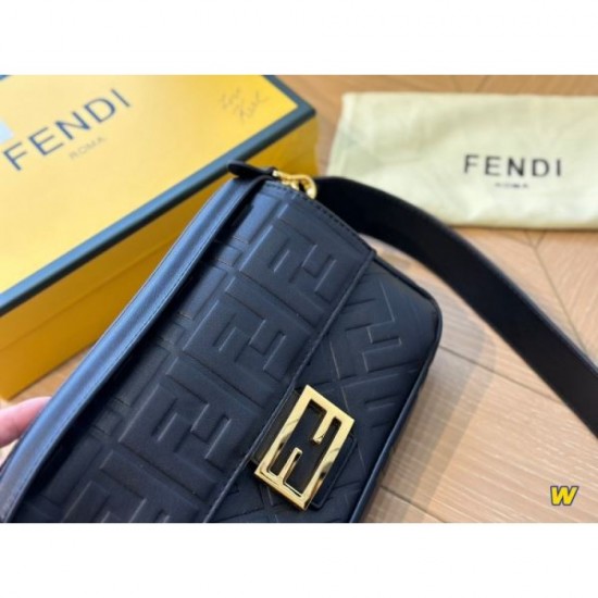 FENDI tote bag 2023FW new product suddenly reduced price! FENDI tote bag 2023FW new product suddenly reduced price!