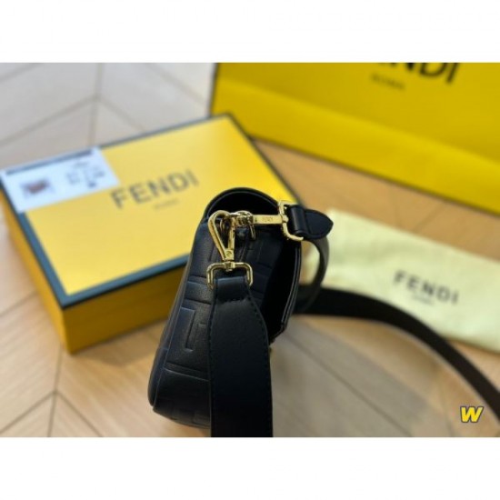 FENDI tote bag 2023FW new product suddenly reduced price! FENDI tote bag 2023FW new product suddenly reduced price!
