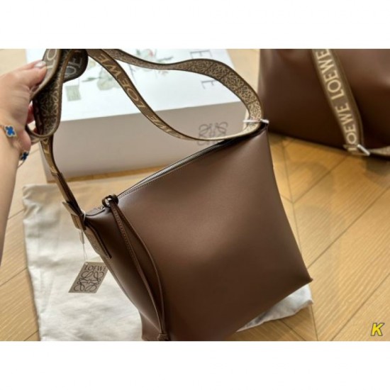 LOEWE Tote Bag 2023FW Recommended tops for fall and winter LOEWE Tote Bag 2023FW Recommended tops for fall and winter