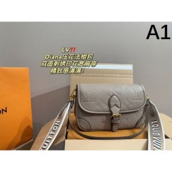 LOUIS VUITTON Shoulder bag 2023FW Hard to obtain