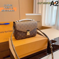 LOUIS VUITTON Shoulder bag 2023FW inevitably sold out