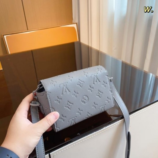 LOUIS VUITTON Shoulder Bag 2023FW Surprising Price LOUIS VUITTON Shoulder Bag 2023FW Surprising Price