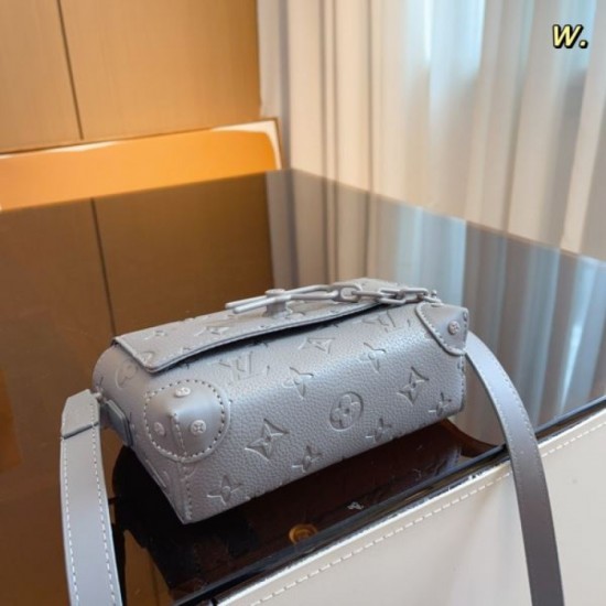 LOUIS VUITTON Shoulder Bag 2023FW Surprising Price LOUIS VUITTON Shoulder Bag 2023FW Surprising Price