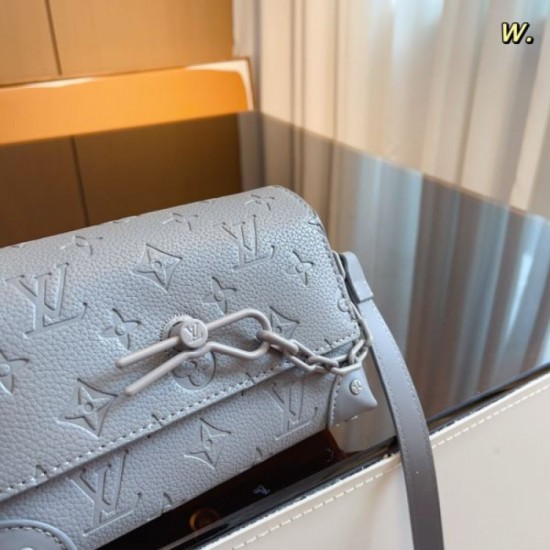 LOUIS VUITTON Shoulder Bag 2023FW Surprising Price LOUIS VUITTON Shoulder Bag 2023FW Surprising Price