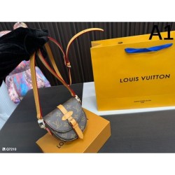 LOUIS VUITTON Shoulder Bag 2023FW Magazine Published