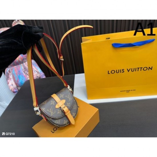 LOUIS VUITTON Shoulder Bag 2023FW Magazine Published LOUIS VUITTON Shoulder Bag 2023FW Magazine Published