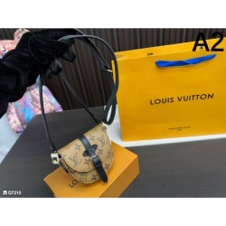 LOUIS VUITTON Shoulder Bag 2023FW Magazine Published