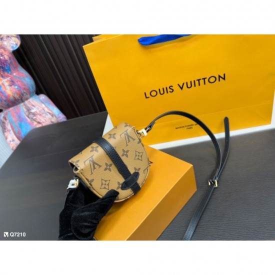 LOUIS VUITTON Shoulder Bag 2023FW Magazine Published LOUIS VUITTON Shoulder Bag 2023FW Magazine Published