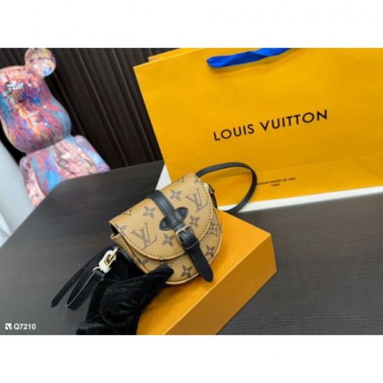 LOUIS VUITTON Shoulder Bag 2023FW Magazine Published LOUIS VUITTON Shoulder Bag 2023FW Magazine Published