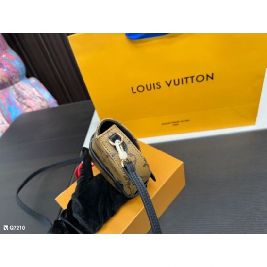 LOUIS VUITTON Shoulder Bag 2023FW Magazine Published LOUIS VUITTON Shoulder Bag 2023FW Magazine Published