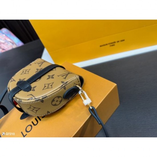 LOUIS VUITTON Shoulder Bag 2023FW Magazine Published LOUIS VUITTON Shoulder Bag 2023FW Magazine Published