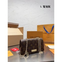 LOUIS VUITTON Shoulder Bag 2023FW Hot Topic