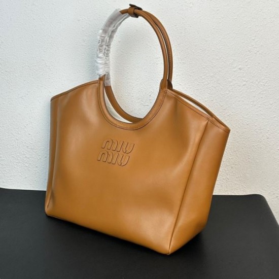 MIU MIU Tote bag 2023FW The main character of winter coordination MIU MIU Tote bag 2023FW The main character of winter coordination