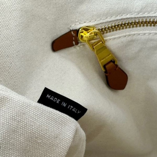 MIU MIU Tote bag 2023FW The main character of winter coordination MIU MIU Tote bag 2023FW The main character of winter coordination