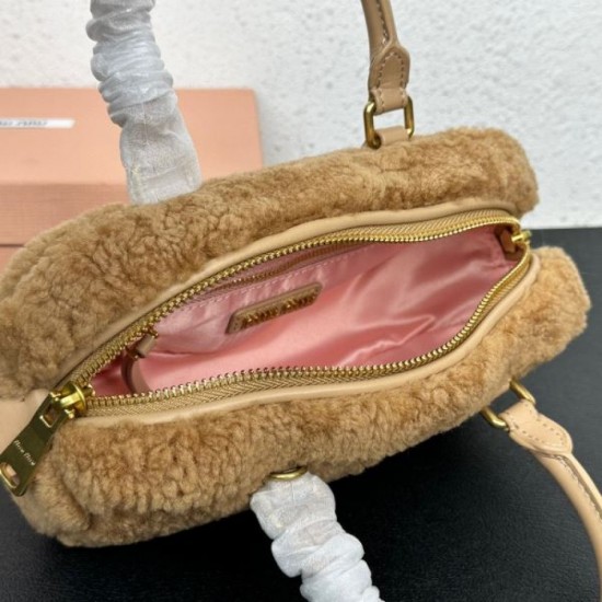 MIU MIU Tote Bag 2023FW A very satisfying winter new item MIU MIU Tote Bag 2023FW A very satisfying winter new item