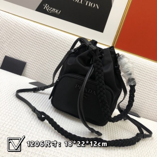 PRADA Prada tote bag 2023SS summer new work that can be seen one after another PRADA Prada tote bag 2023SS summer new work that can be seen one after another