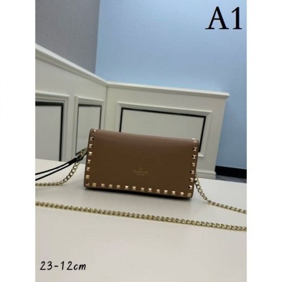 VALENTINO Clutch bag 2023FW Good impression 120% VALENTINO Clutch bag 2023FW Good impression 120%