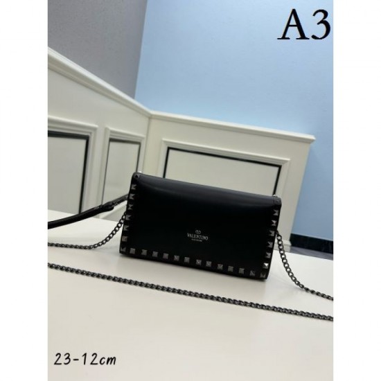 VALENTINO Clutch bag 2023FW Good impression 120% VALENTINO Clutch bag 2023FW Good impression 120%