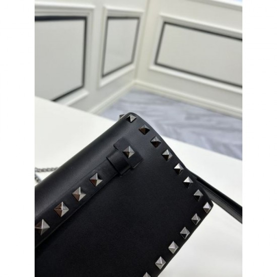 VALENTINO Clutch bag 2023FW Good impression 120% VALENTINO Clutch bag 2023FW Good impression 120%