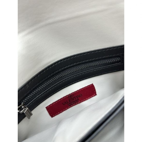 VALENTINO Clutch bag 2023FW Good impression 120% VALENTINO Clutch bag 2023FW Good impression 120%