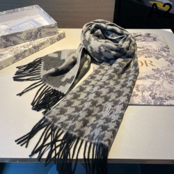 DIOR Fashionable 2023FW scarf incorporating trends