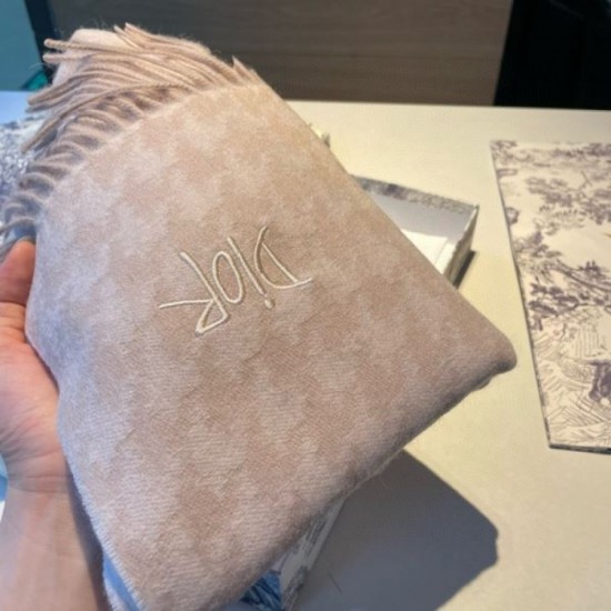 DIOR Fashionable 2023FW scarf incorporating trends DIOR Fashionable 2023FW scarf incorporating trends