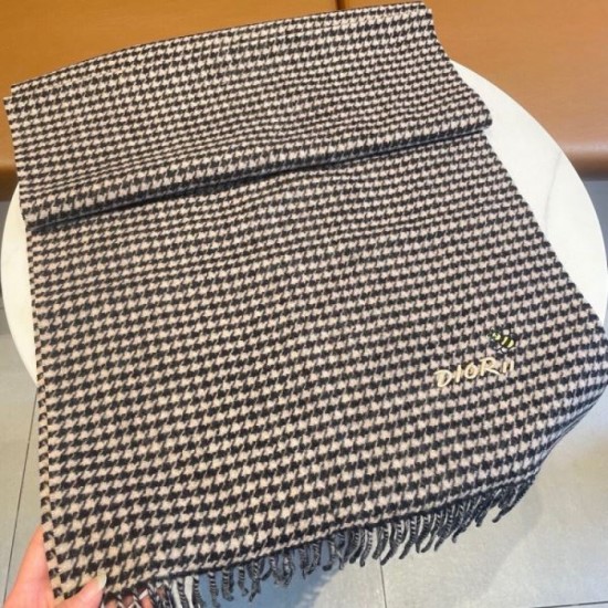 DIOR Dior competition is inevitable! 2023FW scarf you definitely want to check out DIOR Dior competition is inevitable! 2023FW scarf you definitely want to check out