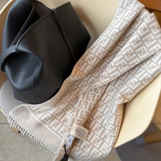 2023FW Muffler FENDI Items attracting attention from overseas celebrities 2023FW Muffler FENDI Items attracting attention from overseas celebrities