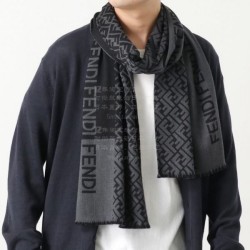 FENDI 2023FW scarf that is useful during the change of seasons