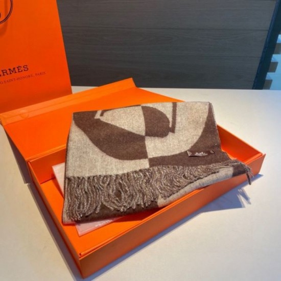 HERMES 2023FW Scarf for elegant casual coordination HERMES 2023FW Scarf for elegant casual coordination