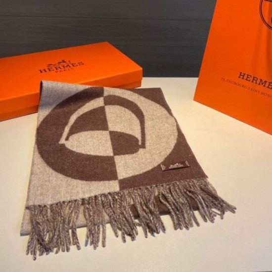 HERMES 2023FW Scarf for elegant casual coordination HERMES 2023FW Scarf for elegant casual coordination