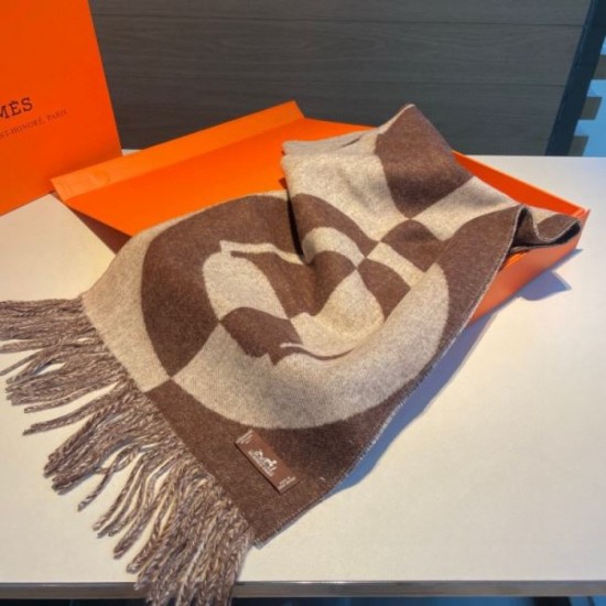 HERMES 2023FW Scarf for elegant casual coordination HERMES 2023FW Scarf for elegant casual coordination