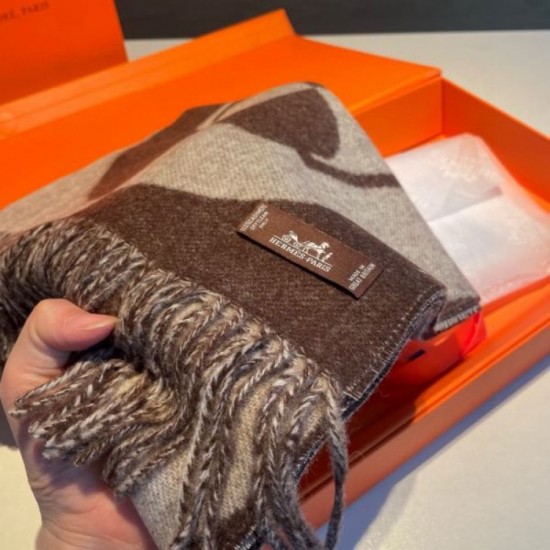 HERMES 2023FW Scarf for elegant casual coordination HERMES 2023FW Scarf for elegant casual coordination