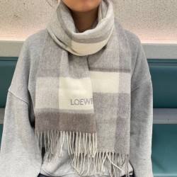 LOEWE 2023FW scarf that is useful during the change of seasons
