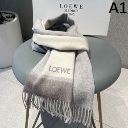 LOEWE 2023FW scarf that is useful during the change of seasons