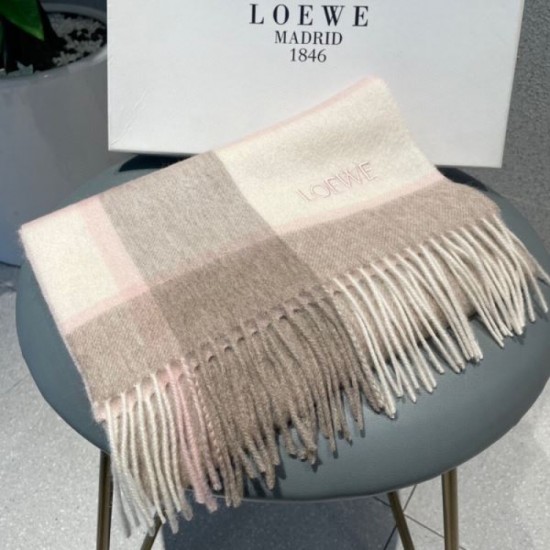 LOEWE 2023FW scarf that is useful during the change of seasons LOEWE 2023FW scarf that is useful during the change of seasons