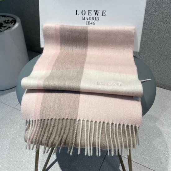 LOEWE 2023FW scarf that is useful during the change of seasons LOEWE 2023FW scarf that is useful during the change of seasons