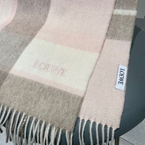 LOEWE 2023FW scarf that is useful during the change of seasons LOEWE 2023FW scarf that is useful during the change of seasons