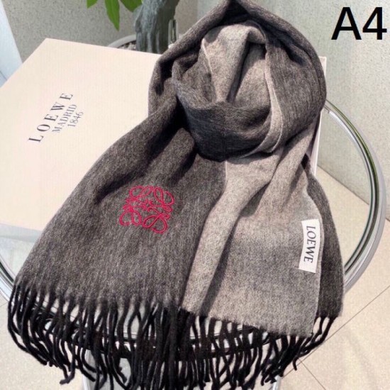 LOEWE Fans flock to new winter edition 2023FW scarf LOEWE Fans flock to new winter edition 2023FW scarf