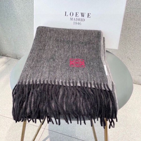 LOEWE Fans flock to new winter edition 2023FW scarf LOEWE Fans flock to new winter edition 2023FW scarf