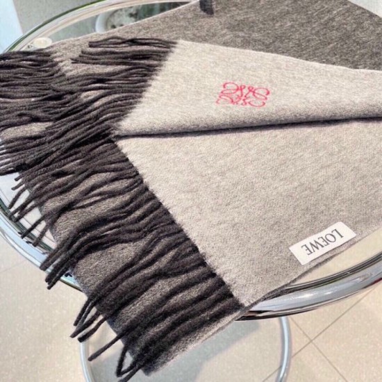 LOEWE Fans flock to new winter edition 2023FW scarf LOEWE Fans flock to new winter edition 2023FW scarf
