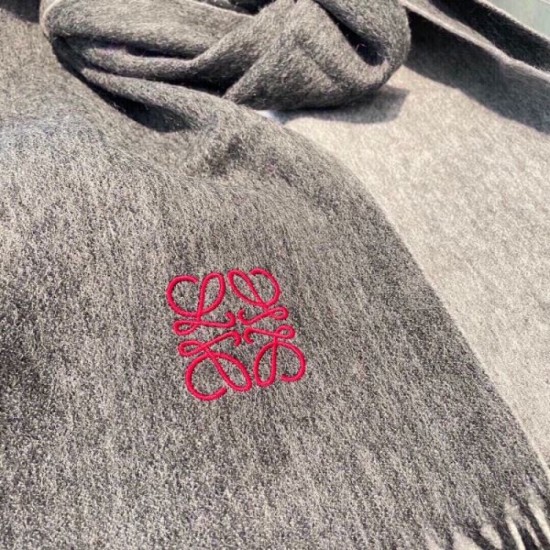 LOEWE Fans flock to new winter edition 2023FW scarf LOEWE Fans flock to new winter edition 2023FW scarf