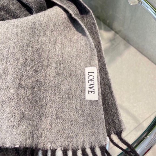 LOEWE Fans flock to new winter edition 2023FW scarf LOEWE Fans flock to new winter edition 2023FW scarf